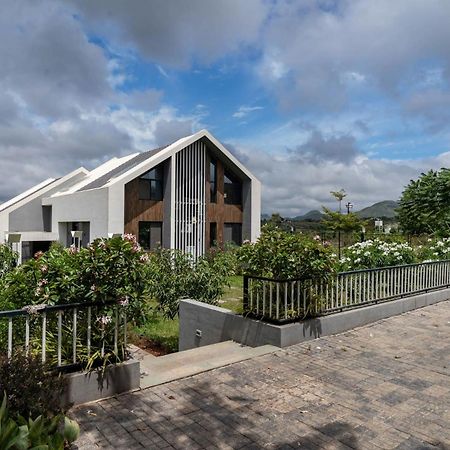 Stayvista At The Rainfield Villa With Gazebo & Lawn 나식 외부 사진
