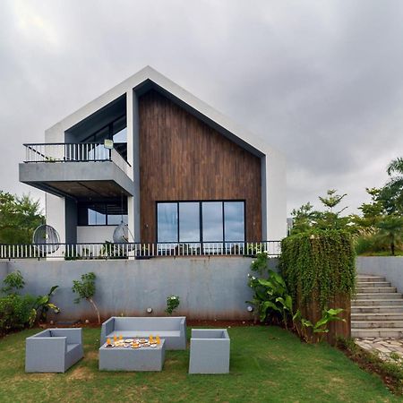 Stayvista At The Rainfield Villa With Gazebo & Lawn 나식 외부 사진