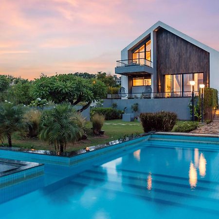 Stayvista At The Rainfield Villa With Gazebo & Lawn 나식 외부 사진