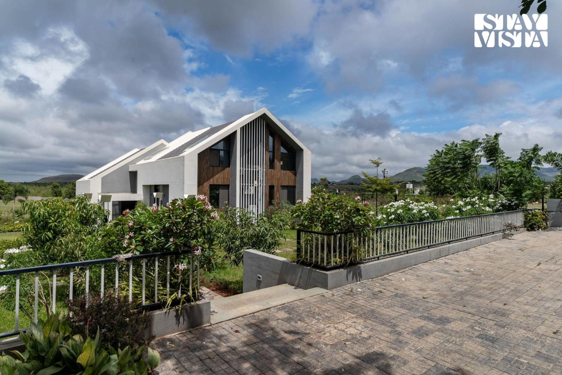 Stayvista At The Rainfield Villa With Gazebo & Lawn 나식 외부 사진