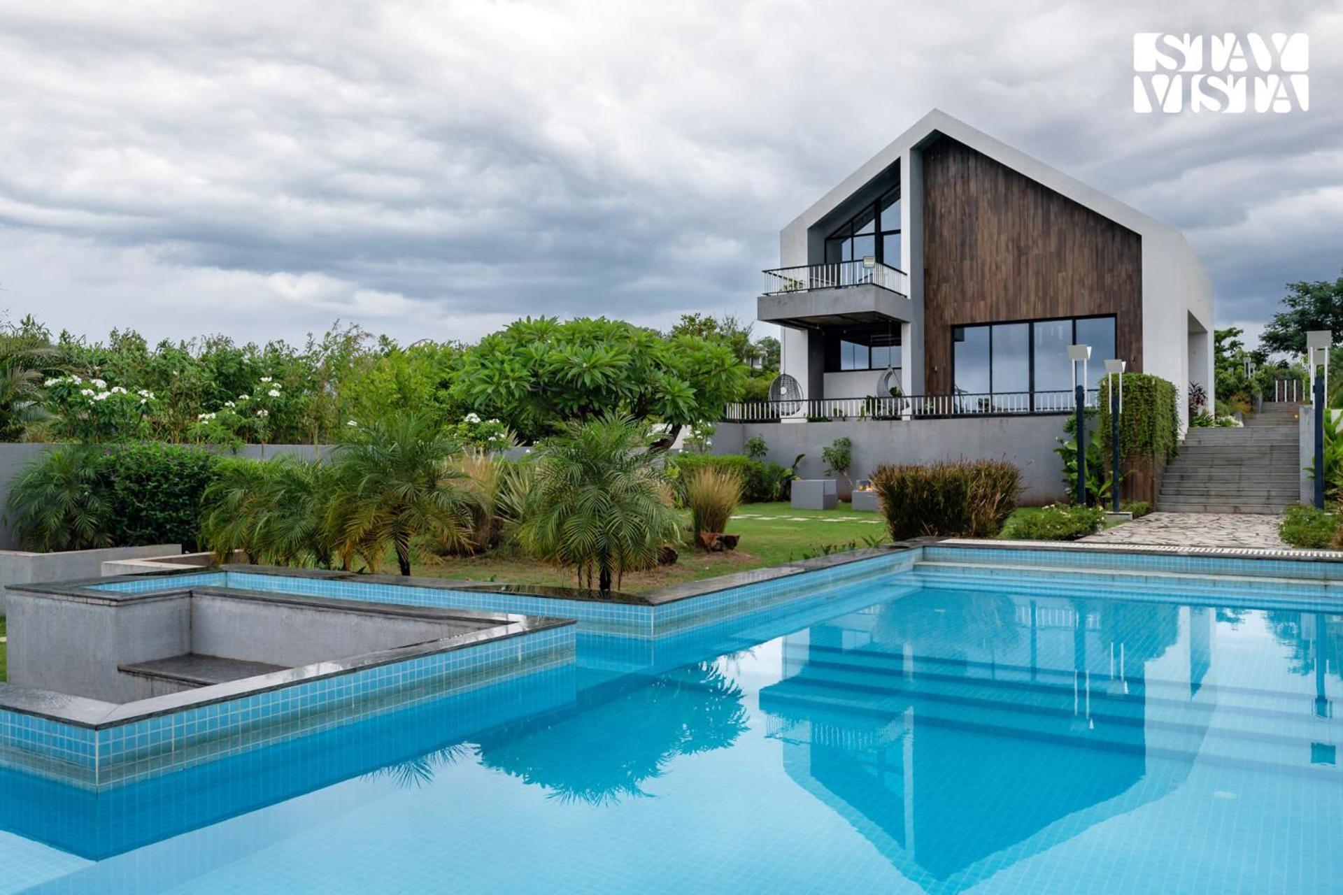 Stayvista At The Rainfield Villa With Gazebo & Lawn 나식 외부 사진
