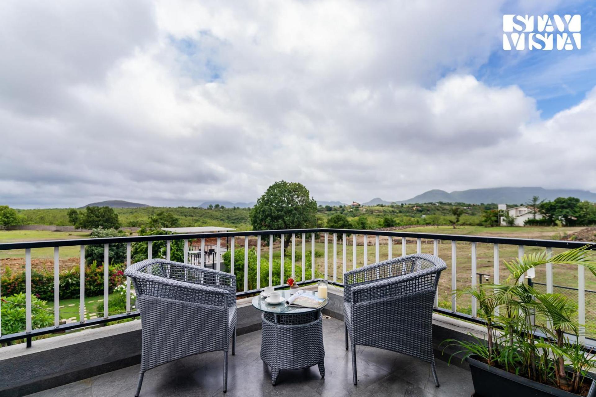 Stayvista At The Rainfield Villa With Gazebo & Lawn 나식 외부 사진